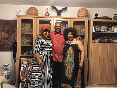 Mpofu picture with Mandela daughters in EFF cap sparks speculation | The Citizen