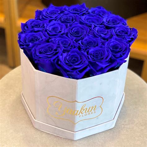 Rosas eternas en caja octagonal rosas azules | Yaakun Flores