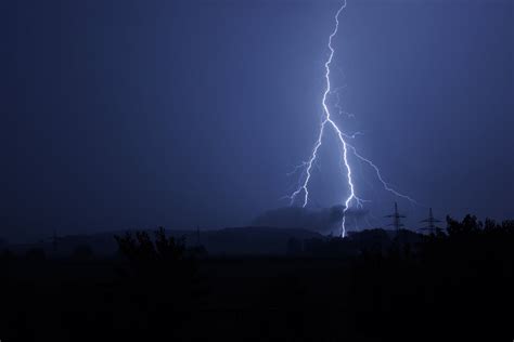 Lightning strikes; 10 laborers hospitalized