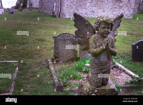 Praying angel statue hi-res stock photography and images - Alamy