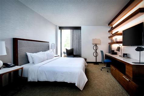 Hotel Rooms in Greensboro, NC | Greensboro-High Point Marriott Airport