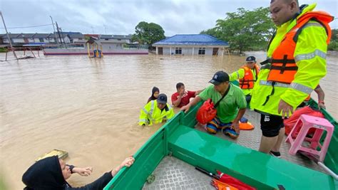 Rivers exceed dangerous levels in several Malaysian states; Johor flood kills one - CNA