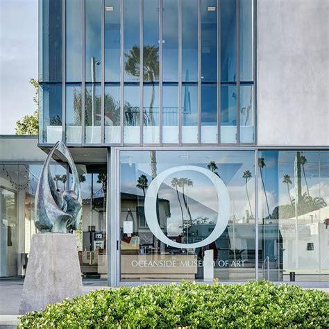 the front entrance to oceanside museum of art with palm trees in the ...