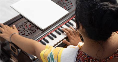 Best Online Carnatic Music Classes from India for Kids and Ladies - UAE ...