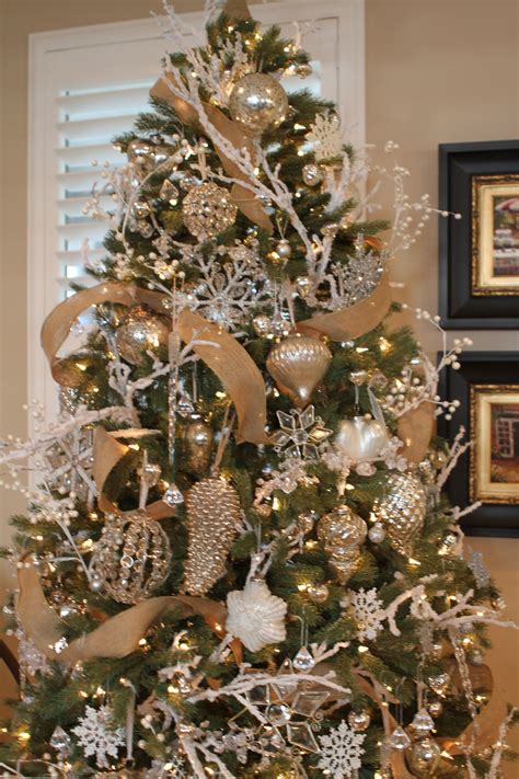 20+ White And Gold Christmas Tree Decorations - DECOOMO