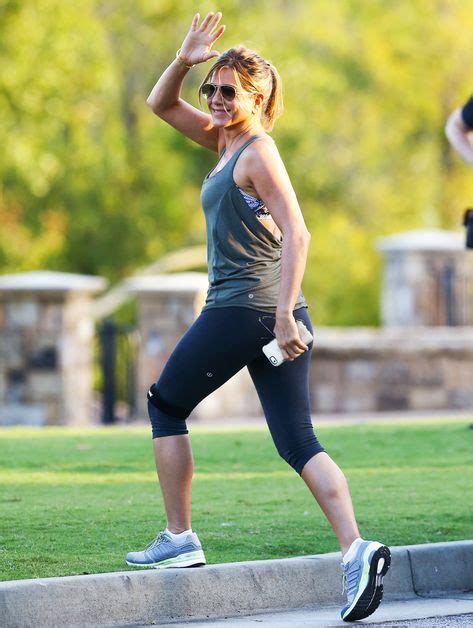 Jennifer Aniston Shows Off Her Incredible Physique While Filming a ...