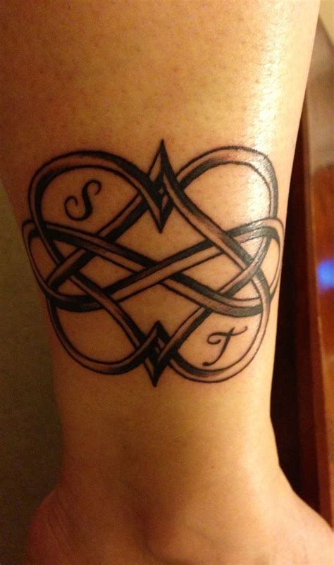 Double hearts and infinity Kinderinitialen Tattoos, Twin Tattoos, Paar Tattoos, Celtic Tattoos ...