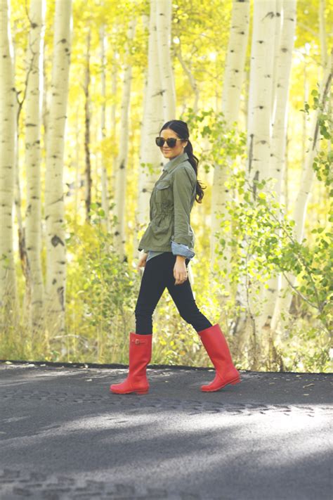 10 Cute Red Rain Boot Outfits - Nourish | Empower | Fulfilled | Botas de lluvia rojas, Traje de ...