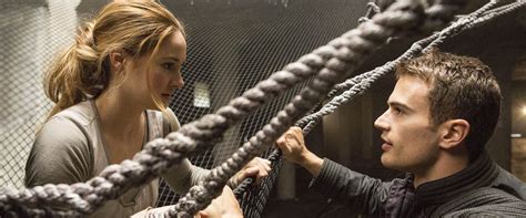 Divergent movie review & film summary (2014) | Roger Ebert