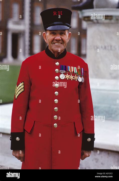 Smiling Chelsea Pensioner in Red Uniform Coat and Hat Stock Photo ...