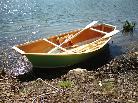 A Skiff Wind: Project Completed, "Tartlet", the Sam Pram single sheet plywood boat and custom oars!