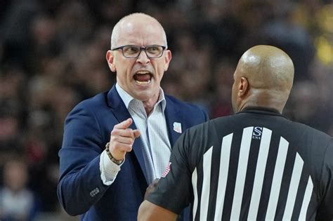 UConn head coach Dan Hurley goes viral for exchanging words with Zach Edey