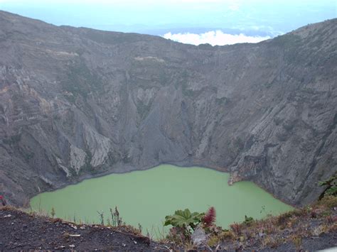 File:Volcan Irazú, crater principal.jpg - Wikimedia Commons