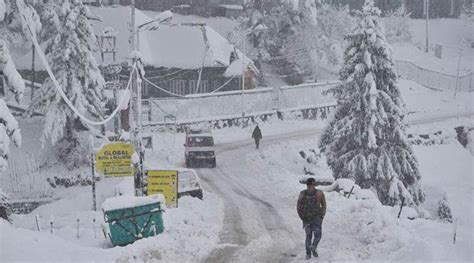 Snowfall throws life in Kashmir out of gear | India News - The Indian ...