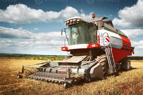 combine harvester 1134343 Stock Photo at Vecteezy