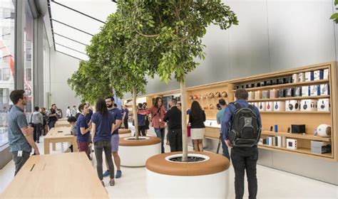 Apple's Customer Experience Strategy: Turn Stores into “Town Squares”