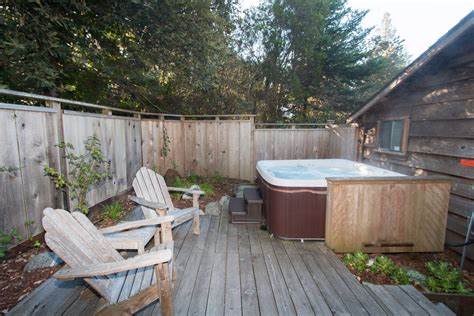 Redwood Cottage Hot tub 3 (2) – Sweetwater Vacation Home Rentals