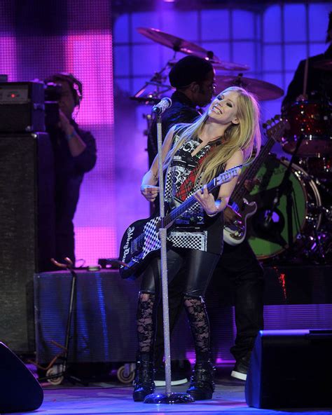 June 19 - MMVAs Live Performance - Avril Lavigne Photo (23075697) - Fanpop