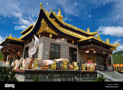 Tibetan Buddhist temple with golden roof. Tagong, Sichuan, China Stock Photo - Alamy