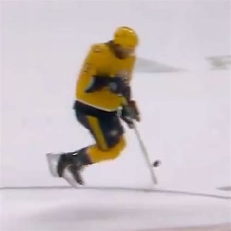 Lightning’s Austin Watson loses his mind, drills Preds’ Jeremy Lauzon ...