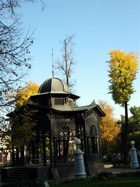 Moscow Daily Photo: Hermitage garden, alcove