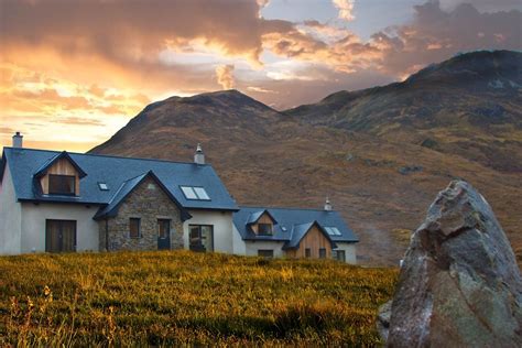 Luxury cottages for 4 amidst stunning scenary in the Scotttish Highlands