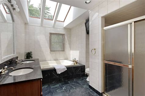 50 Primary Bathrooms with Skylights (Photos) | Skylight bathroom ...