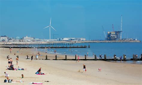 File:Lowestoft beach and outer harbour.jpg - Wikimedia Commons