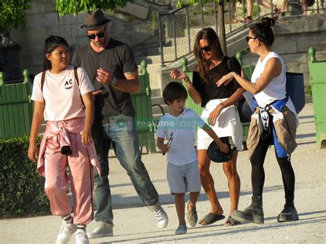 EXCLUSIVE Alex O'Loughlin and family in Paris | RealTime Images | Familia, Favoritos, Vida