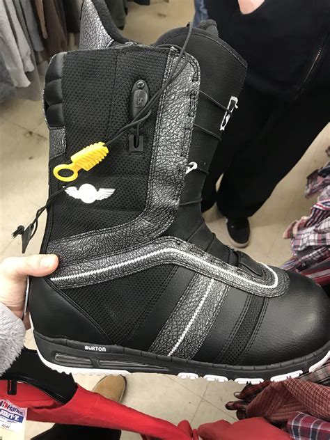 Basically brand new burton snowboarding boots for $10 😱😱😱 : r/ThriftStoreHauls