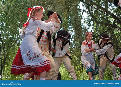 Romanian Folk Dancers in Traditional Costumes Editorial Stock Image ...