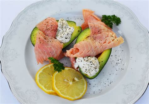 Sushi with salmon, avocado, cheese and caviar - Creative Commons Bilder
