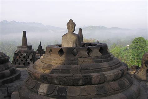 Borobudur Temple Pictures, History & Facts - Magelang,