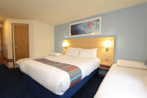 Travelodge Birmingham Fort Dunlop Rooms: Pictures & Reviews - Tripadvisor