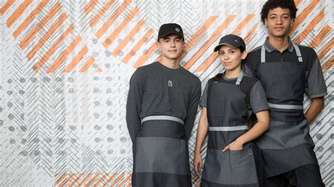 Neue Outfits in den USA: McDonald’s-Mitarbeiter bedienen jetzt im ...