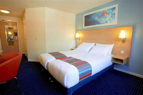 Travelodge Birmingham Fort Dunlop Rooms: Pictures & Reviews - Tripadvisor