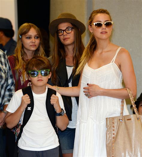 Amber Heard helped usher Johnny Depp's children through the airport ...