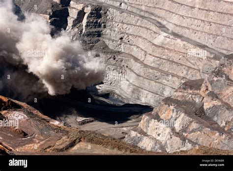 Super Pit Gold Mine Blast, Kalgoorlie Western Australia Stock Photo - Alamy