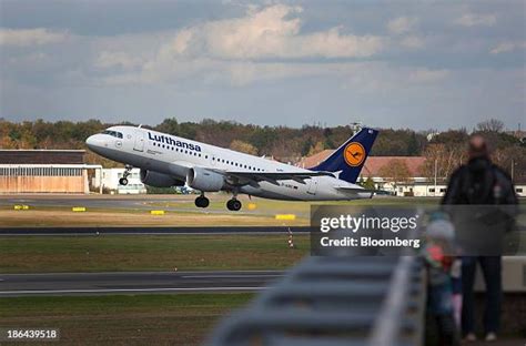 98 Lufthansa Airbus A320 200 Stock Photos, High-Res Pictures, and ...