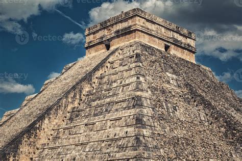 Kukulcan Temple at Chichen Itza 9399723 Stock Photo at Vecteezy