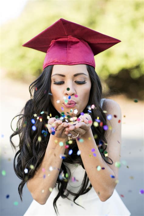 Graduation Photo Idea | Graduation picture poses, Graduation photos, Graduation pictures