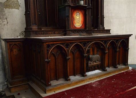 Large church altar and in Neo-Gothic style, made of oak - Architectural elements, staircase, columns