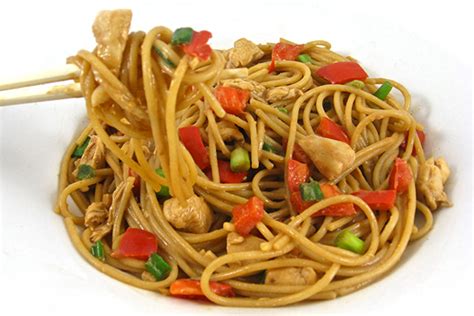 Skinny Thai Chicken and Peanut Noodles with Weight Watchers Points | Skinny Kitchen