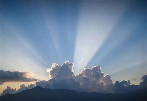 Crepuscular rays | atmospheric phenomenon | Britannica.com