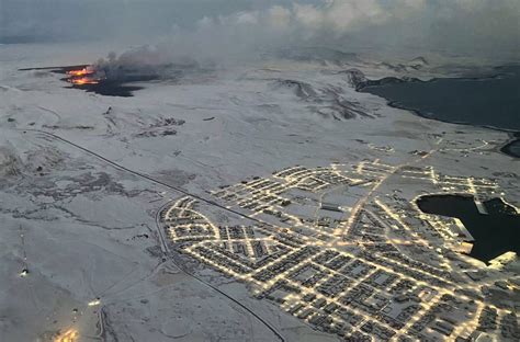 Iceland Volcano Update: City Gas Warning, Lava Bed Map as Tongue Flows West - Newsweek