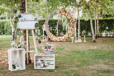 Wedding Welcome Signs That Make a Big Impression | Wedding Journal