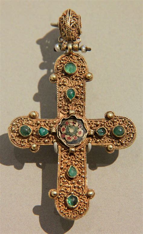 ..Cruz bizantina 1000-1200 Imperio bizantino, probablemente Constantinopla | Byzantine jewelry ...