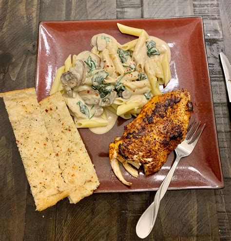 Chicken and pasta with spinach, mushroom Gorgonzola sauce – Venagredos