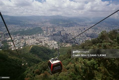 The cable car in El Avila National Park with the city seen from... Photo d'actualité - Getty Images