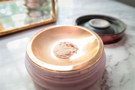 HOURGLASS VEIL™ TRANSLUCENT SETTING POWDER : Simply Stine